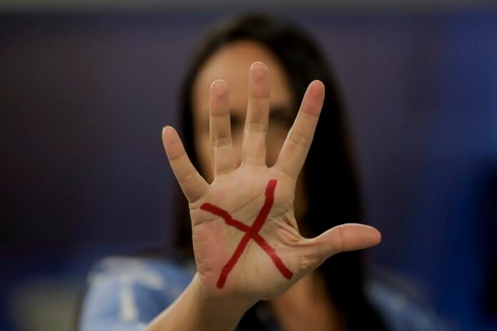 Violência contra mulheres. Pensão no valor de 1 salário mínimo será paga a filhos e dependentes órfãos de vítimas de feminicídio, incluindo aqueles sob tutela do governo.