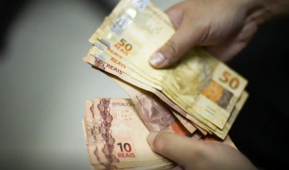 abono salarial Servidores da Câmara Municipal de Manaus terão abono natalino garantido em dezembro, além da antecipação do 13º salário.