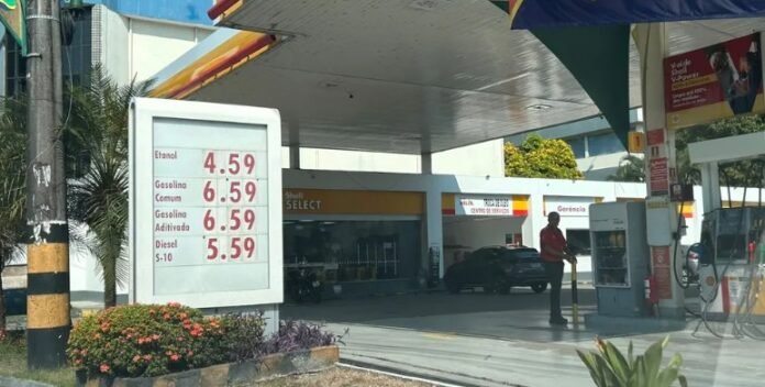 gasolina Redução do preço da gasolina a distribuidoras, em teoria, diminuiria o valor final do combustível.