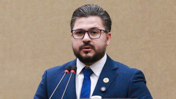 Polícia Civil investiga Amauri Gomes por suposta fake news e sabotagem em roda-gigante de Manaus. Prefeito e ex-vereador trocam acusações.