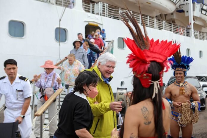 O Amazonas inicia a temporada 2025 de cruzeiros com a chegada do navio MS Insígnia, trazendo mais de 1,2 mil visitantes.