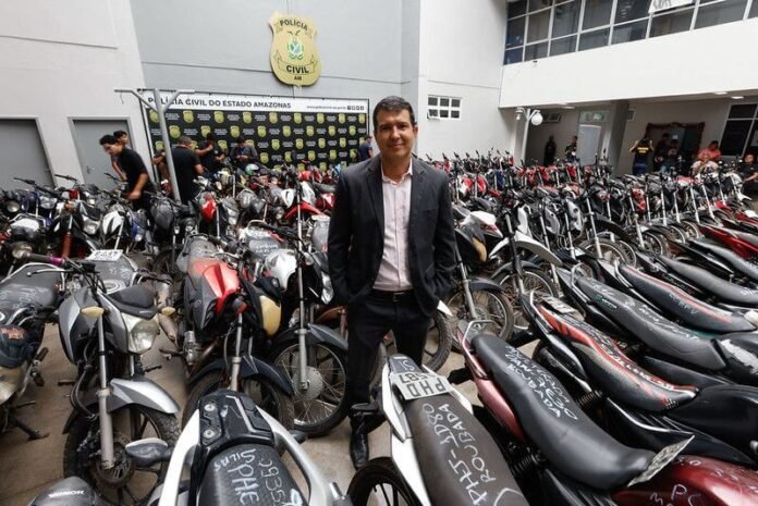 Polícia do Amazonas devolve mais de 100 motos roubadas e furtadas a seus donos após operação na calha do rio Madeira.
