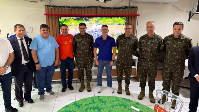 David Almeida recebe Comando Militar da Amazônia. Encontro destaca soluções ambientais, ecobarreiras e reforça parceria institucional.