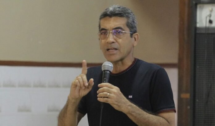 O MPAM investiga o Prefeito de Manicoré, Lúcio Flávio, por superlotação em escola da BR-319. Alunos estudam em condições precárias.