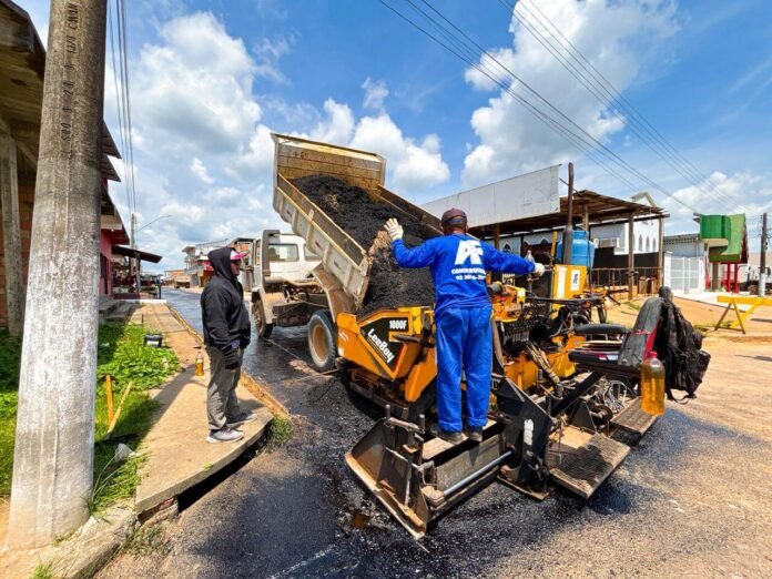 Programa Asfalta Amazonas realiza pavimentação e melhorias em vias de 17 municípios e prepara expansão para outras 15 cidades do interior.