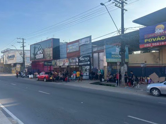 Consumidores dormem em filas no Centro de Manaus para aproveitar a Black Friday com preços a partir de R$ 0,99 e alta intenção de compras.