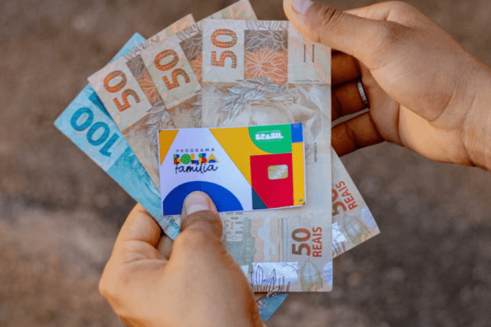 Calendário do Bolsa Família foi antecipado. Caixa libera pagamento hoje (17) para NIS final 6. Valor médio é de R$ 691