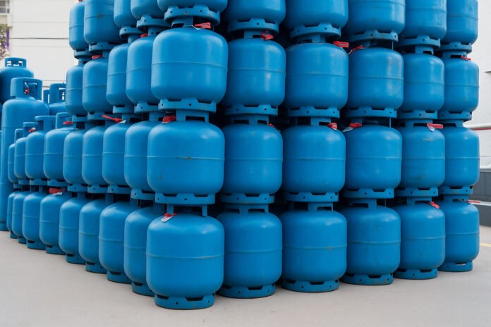 Auxílio Gás dezembro paga R$ 110 para famílias do CadÚnico com NIS final 6. Benefício segue calendário do Bolsa Família e vai até 23 de dezembro.