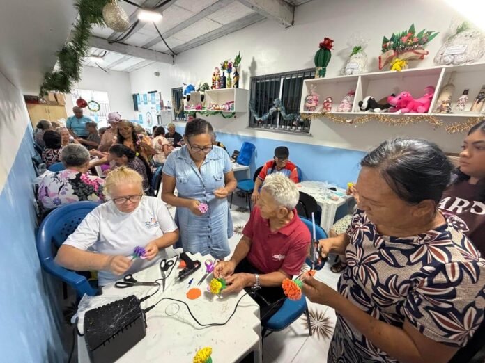 Prefeitura de Manaus promove oficina gratuita de artesanato para incentivar renda e autonomia entre idosos do Jorge Teixeira.