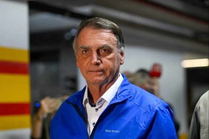 Cirurgia de Bolsonaro bloqueia nervo frênico esquerdo para conter soluços persistentes e evitar impactos na recuperação pós-operatória.