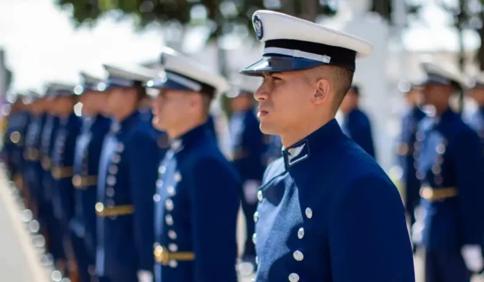Concurso da Aeronáutica abre 188 vagas para sargentos em 2027. Inscrições até 23 de janeiro para candidatos de nível médio.