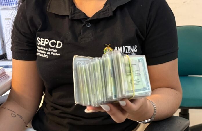 SEPcD convoca pessoas com deficiência para retirar a Carteira de Identidade Nacional. Mais de 700 documentos aguardam retirada em Manaus.