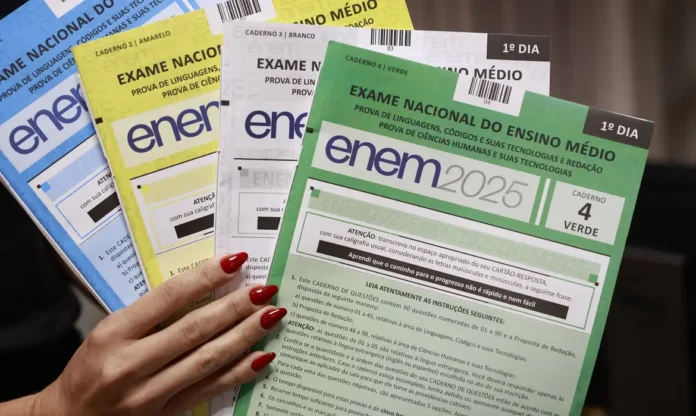 Notas do Enem 2025 já estão disponíveis na internet. Resultados permitem acesso ao Sisu, Prouni, Fies e certificação do ensino médio.