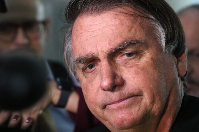 Moraes determina transferência de Bolsonaro para a Papuda, com cela especial, assistência médica permanente e regras específicas de visitas.