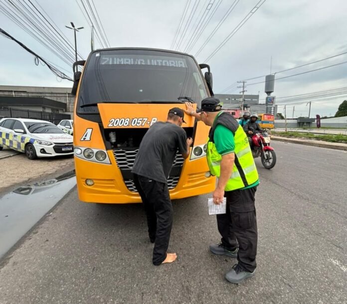 Operação “Transporte Legal” em Manaus fiscaliza transporte de passageiros, retira veículos irregulares e reforça segurança nas zonas Sul, Leste e outros pontos.