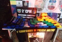 Polícia Militar prende quatro homens com 42 kg de cocaína em barco no Rio Solimões, em Benjamin Constant Polícia Militar prende quarteto com 42 kg de cocaína em barco no Rio Solimões, em Benjamin Constant, após denúncia da Polícia Federal.