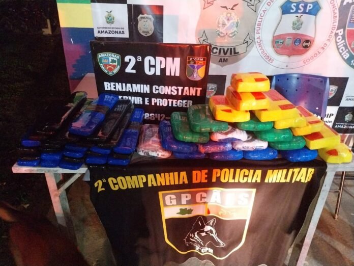 Polícia Militar prende quarteto com 42 kg de cocaína em barco no Rio Solimões, em Benjamin Constant, após denúncia da Polícia Federal.
