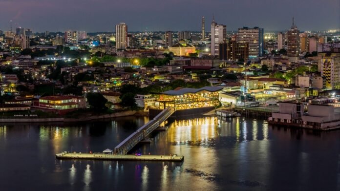 Manaus é destaque em pesquisa da Booking.com como destino em alta para 2026, unindo turismo de natureza, cultura e experiências autênticas.