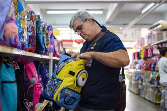 Confira a lista de materiais escolares proibidos divulgada pelo Procon-AM e saiba como evitar cobranças abusivas na volta às aulas.