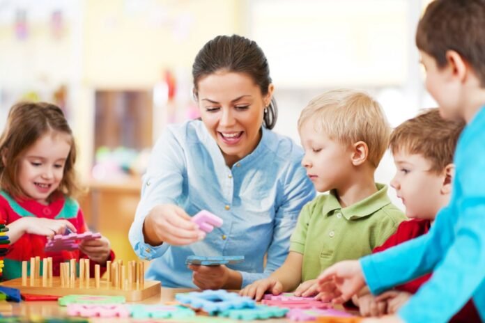 Agora é lei: professores da educação infantil passam a integrar a carreira do magistério, com direito ao piso salarial nacional e plano de carreira.