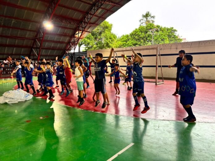 Colônia de Férias do Pelci é prorrogada até 23 de janeiro com atividades esportivas e recreativas para crianças e adolescentes na Vila Olímpica de Manaus.