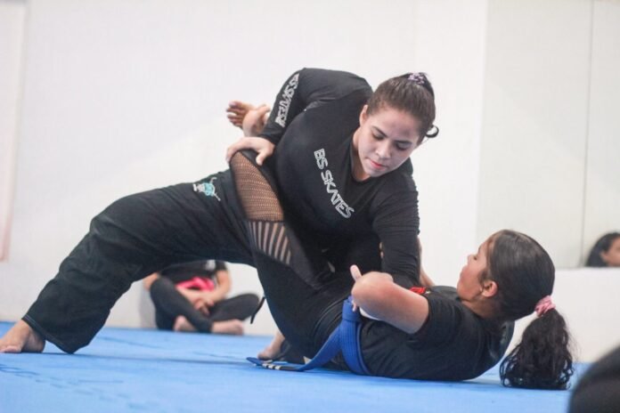 Curso de defesa pessoal feminina abre 160 vagas em Manaus. Projeto do Governo do Amazonas já beneficiou mais de 3 mil mulheres.