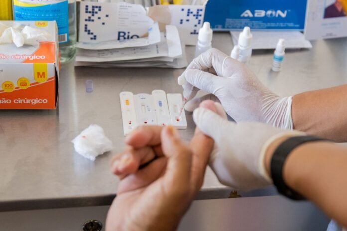 Manaus implanta estratégia para acelerar diagnóstico e reduzir adoecimento e mortes por HIV/Aids com exames rápidos e cuidados integrados.