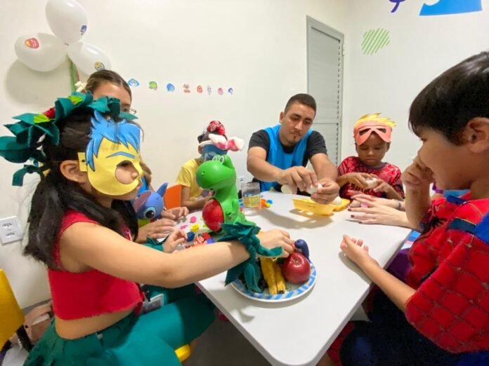 Semana Divertidamente no CAIC TEA Gilson Moreira estimula emoções e interação social em crianças com autismo por meio de experiências sensoriais e atividades lúdicas.