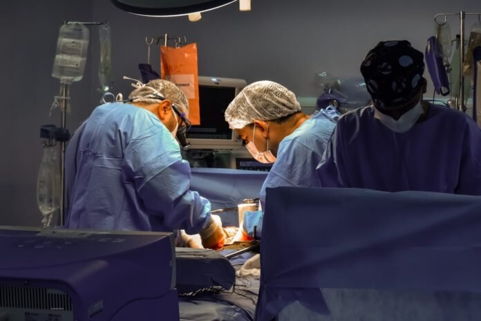 Força-tarefa no Amazonas integra estados para captação e transplante de órgãos, distribuindo fígado, rins e córnea a pacientes em três unidades.