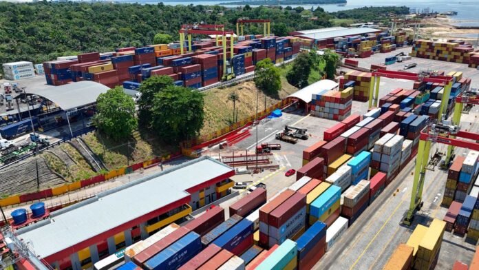 Corrente de comércio do Amazonas atinge US$ 17 bilhões em 2025, com destaque para importações industriais e exportações de ouro para a Alemanha.