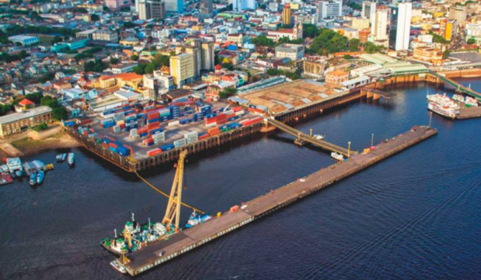 Produção industrial do Amazonas recua 2,8% em novembro, segundo o IBGE. Queda foi influenciada pela retração no refino de petróleo no PIM.