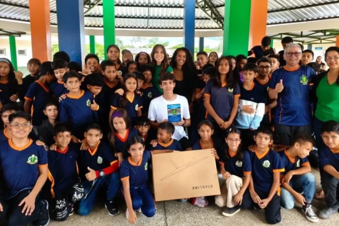 Jovem de 17 anos articula doação da Starlink para conectar 140 escolas da Amazônia e levar internet a comunidades ribeirinhas.
