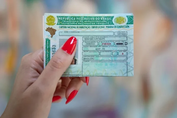 Renovação automática da CNH começa nesta sexta para bons condutores sem infrações. Documento será renovado grátis e de forma digital.