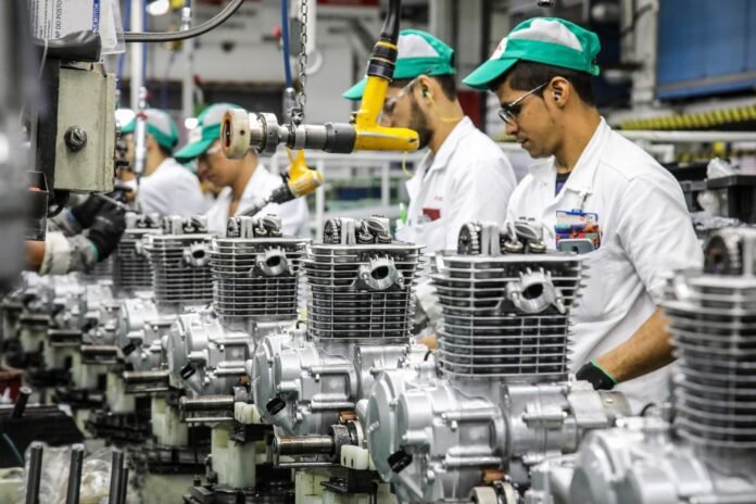 PIM faturamento supera R$ 200 bilhões até novembro de 2025, com crescimento de 10,42%, geração de empregos e alta na produção industrial.