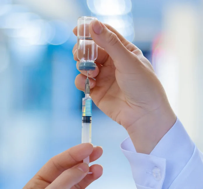 Cobertura vacinal no Brasil preocupa: apenas duas vacinas atingiram a meta de 95% em 2025, segundo o Ministério da Saúde.