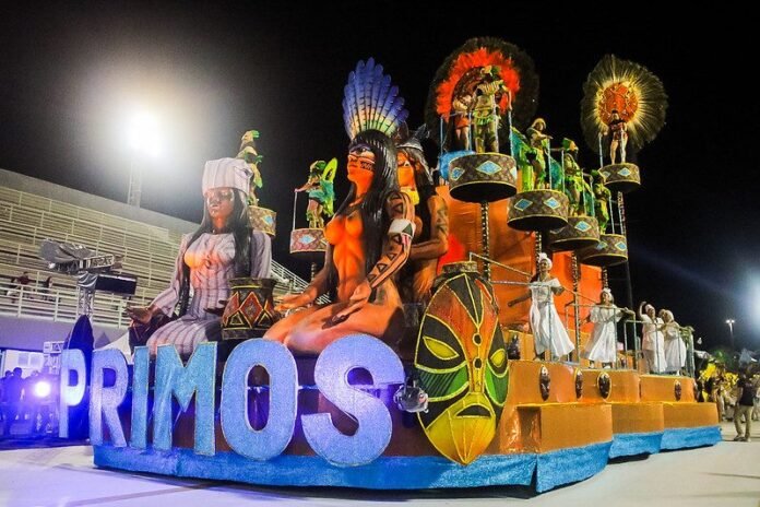 Carnaval na Floresta 2026 começa com desfiles do Acesso B em Manaus, destacando fé, Amazônia e empoderamento feminino. Entrada gratuita.
