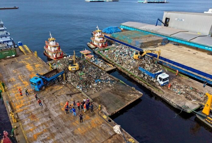 Ecobarreiras em Manaus ajudam a reduzir lixo no rio Negro. Operação retirou 350 toneladas e aponta queda no volume desde 2021.