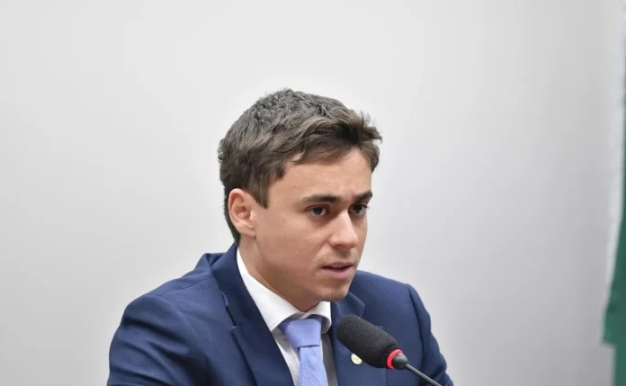 Nikolas Ferreira aciona MP contra desfile pró-Lula na Sapucaí e questiona uso de verba pública e possível propaganda eleitoral antecipada.