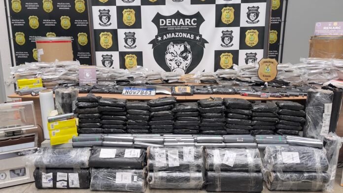 PC-AM apreende 200 kg de cocaína e skunk em Manaus e prende quatro suspeitos por tráfico, com entorpecentes avaliados em R$ 6,1 milhões.