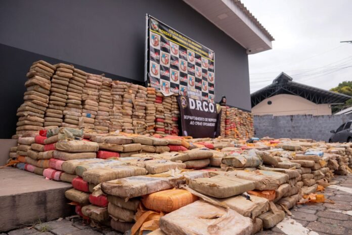 PM apreende 2,7 toneladas de drogas em Manaus e prende 11 pessoas, entre elas seis policiais militares, na zona oeste da capital.