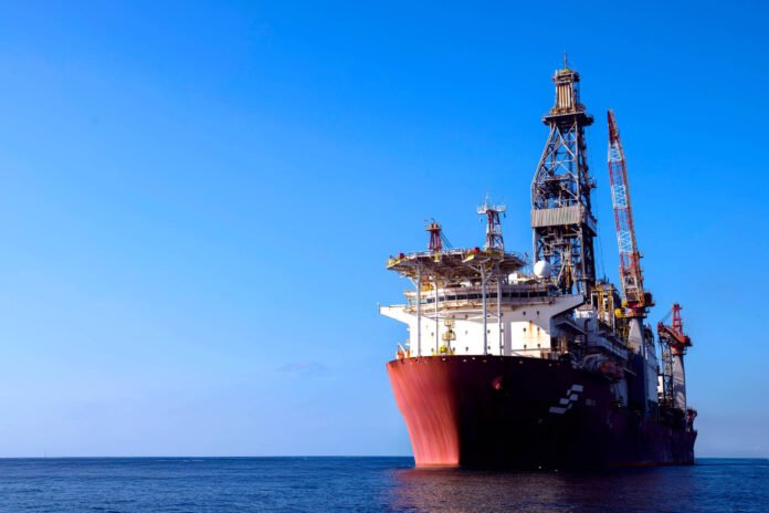 ANP impõe condições para retomada da perfuração na Foz do Amazonas após vazamento em poço exploratório da Petrobras.