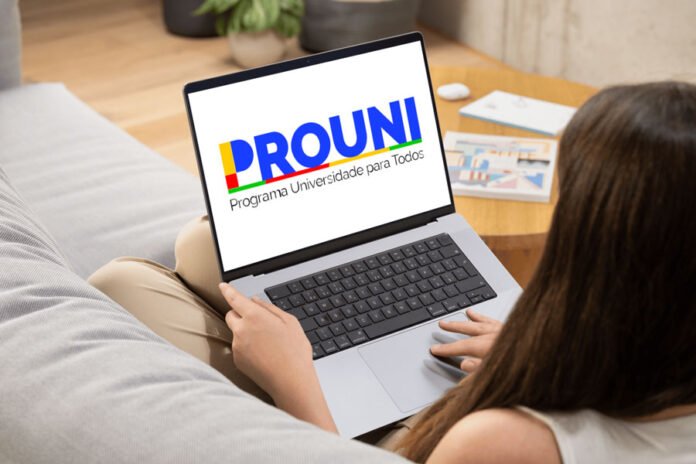 Prouni divulga aprovados da primeira chamada de 2026. Programa oferece 594 mil bolsas integrais e parciais em faculdades privadas.