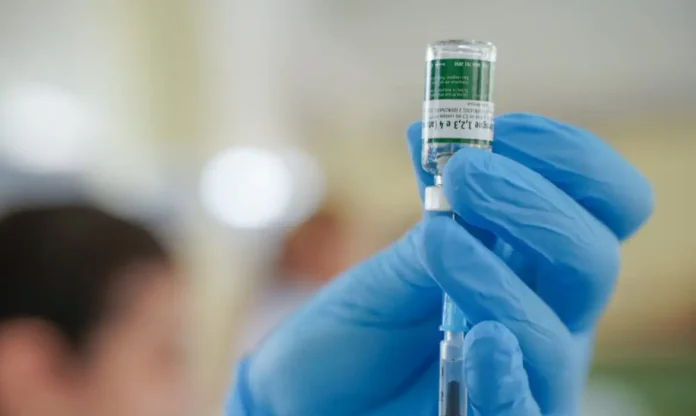 Vacina contra a dengue do Butantan começa a ser distribuída no SUS para profissionais da saúde. Ministério da Saúde adquiriu 3,9 milhões de doses.