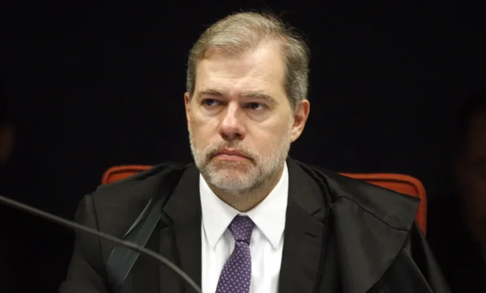 Toffoli deixa relatoria do caso Banco Master no STF após relatório da PF citar seu nome em mensagens apreendidas em investigação.