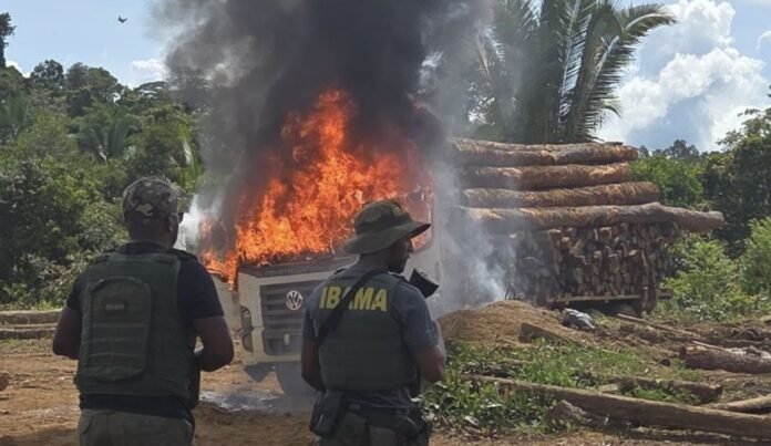 Garimpo ilegal no Amazonas tem seis dragas destruídas no Rio Madeira e madeira irregular apreendida em Terras Indígenas.