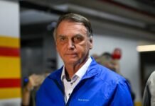 Bolsonaro deve decidir disputas da direita em SP, DF e SC Bolsonaro será consultado para arbitrar disputas da direita em SP, DF e SC, definindo candidaturas ao Senado e alianças estaduais do PL.