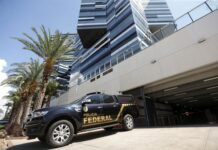 PF investiga vazamento de dados do STF e cumpre mandados em três estados PF investiga vazamento de dados do STF e cumpre mandados contra servidores da Receita suspeitos de divulgar informações fiscais sigilosas.