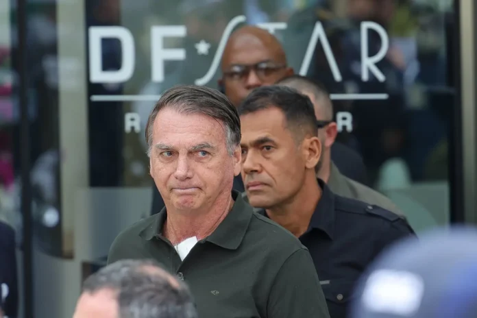 O STF concedeu prisão domiciliar a Jair Bolsonaro por 90 dias devido a quadro de pneumonia.