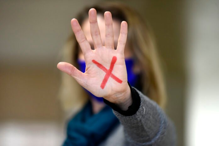 Misoginia vira crime após aprovação no Senado. Projeto inclui prática na Lei do Racismo e prevê até 5 anos de prisão. Texto segue para a Câmara.