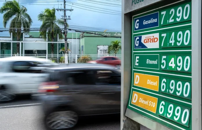 O preço da gasolina em Manaus subiu para R$ 7,29 por litro.